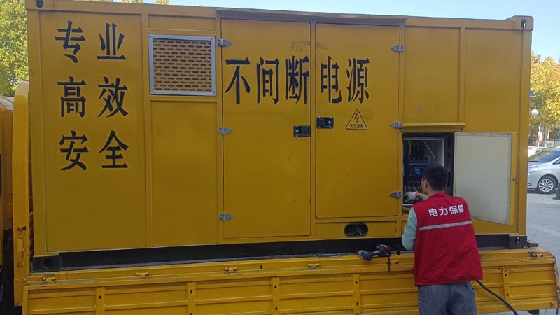 保亭柴油发电机组和UPS电源配合使用时，如何避免切换过程中的电力中断？